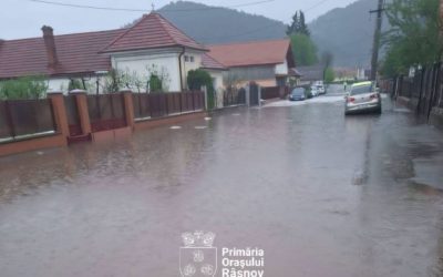 Râșnov sub ape: Canalizarea nu face față ploii