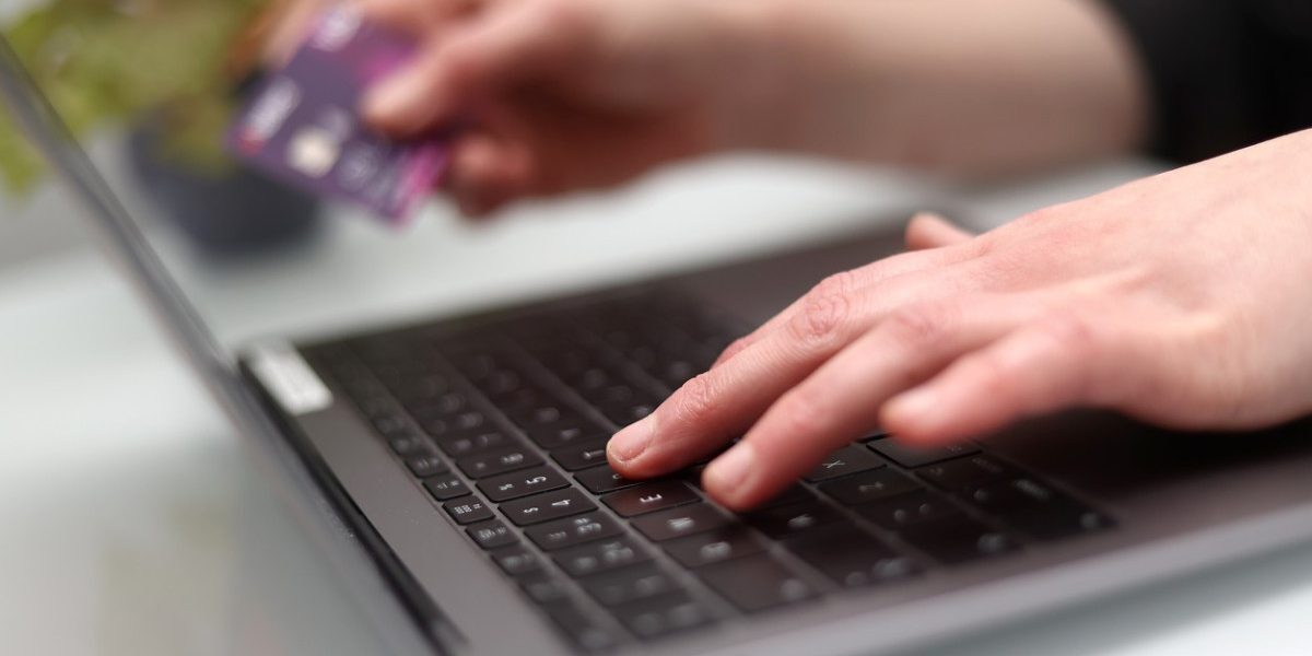 AI a păcălit o femeie din Cugir. A pierdut 69.000 lei