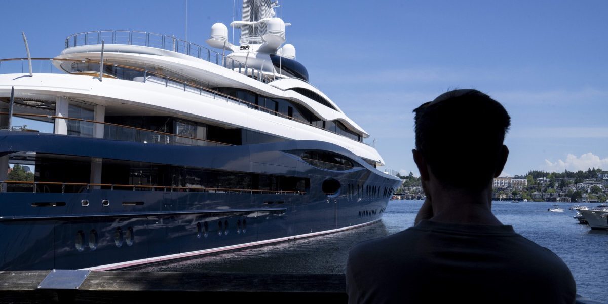 Zuckerberg: Superiahtul de 300 mil. $ ignoră un SOS