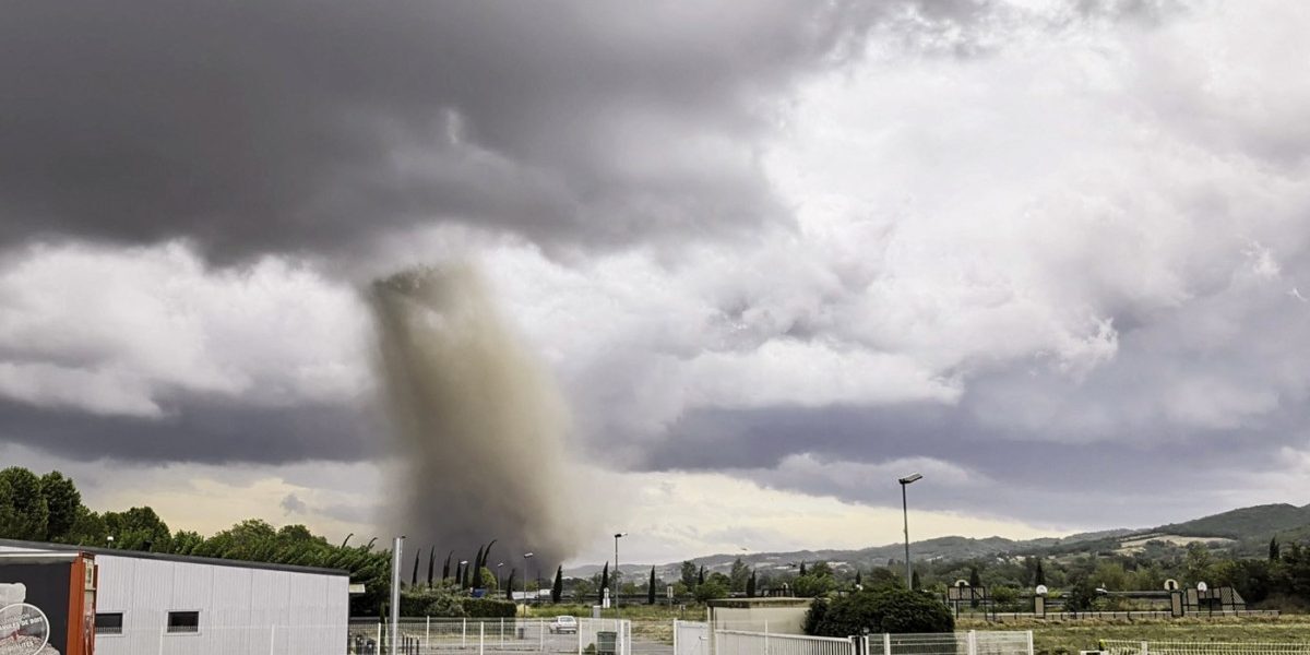 Tornadă în Franța: 41 răniți, 300 case distruse