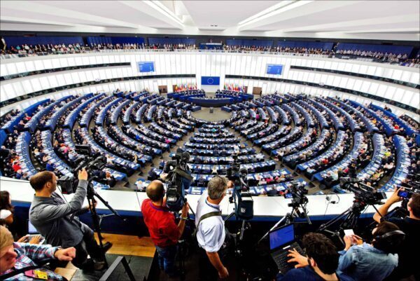 România sub presiune: UE cere înghețarea fondurilor, ”nu cec în alb”