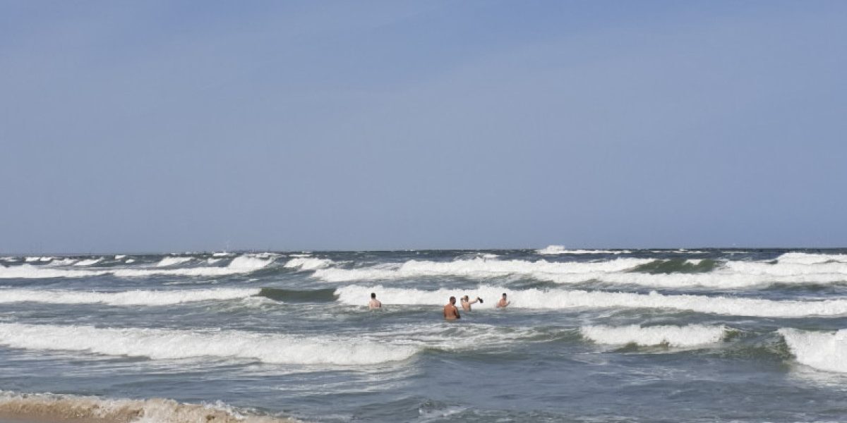 Jandarmeria pe plajă. Turiștii au sfidat marea agitată din Eforie