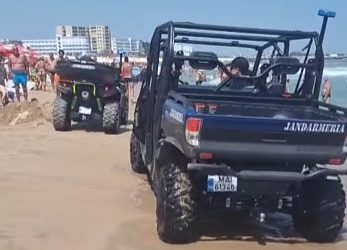 Eforie: Jandarmeria, pe plajă, turiști sfidați de valuri gigantice