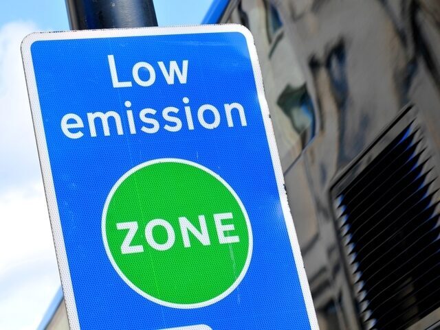 Mașini poluate, restricții și taxe de azi: Primăriile au 12 luni