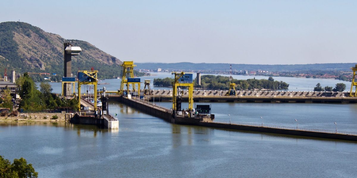 România, 19 GW instalați, produce doar 6,9 GW: Seceta expune criza energetică
