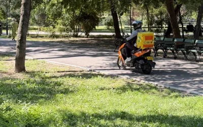 Scuter Glovo prin Cișmigiu, scandal în București