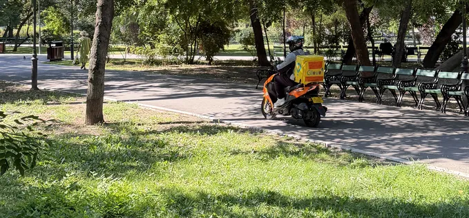 Scuter Glovo prin Cișmigiu, scandal în București