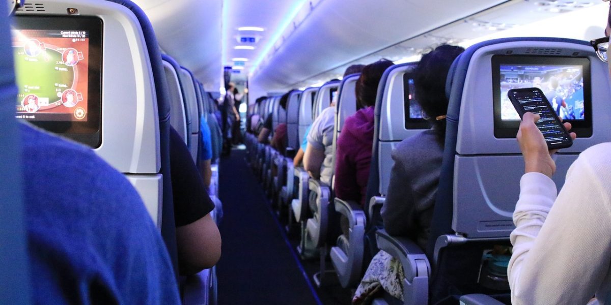 Glonț în Boeing 737, pasagerii evacuați de urgență