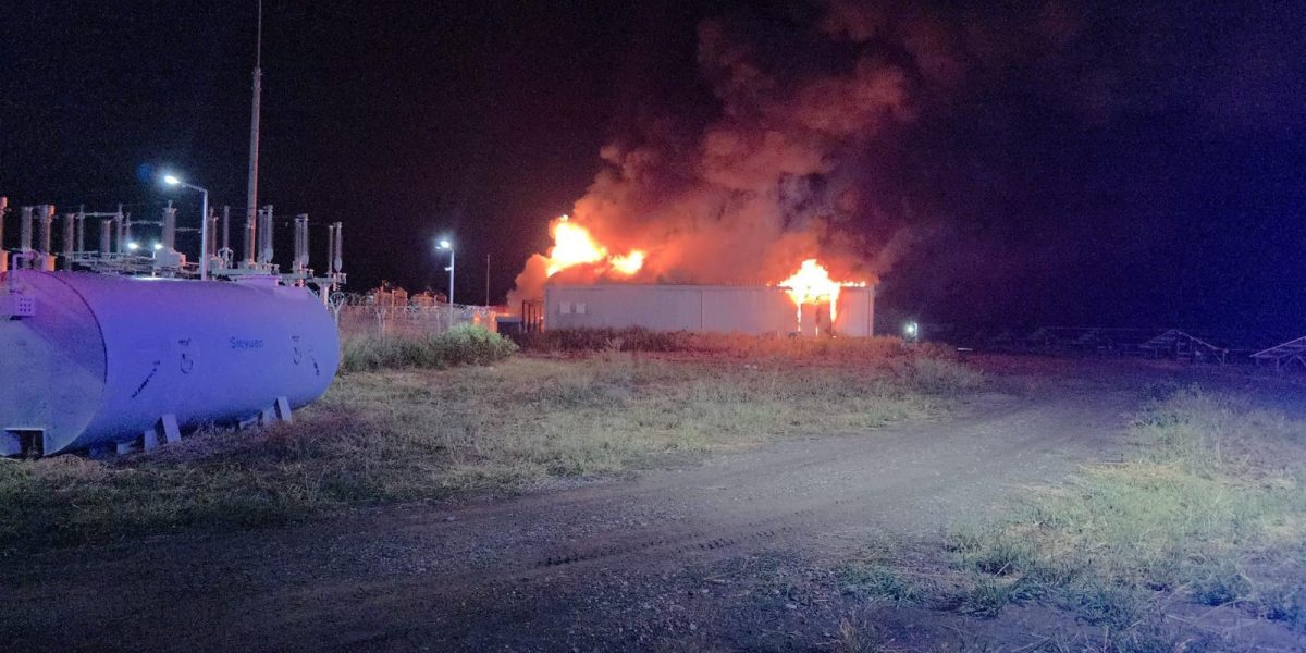 Incendiu major la Stâlpu: Flăcări la hala de baterii electrice din Buzău