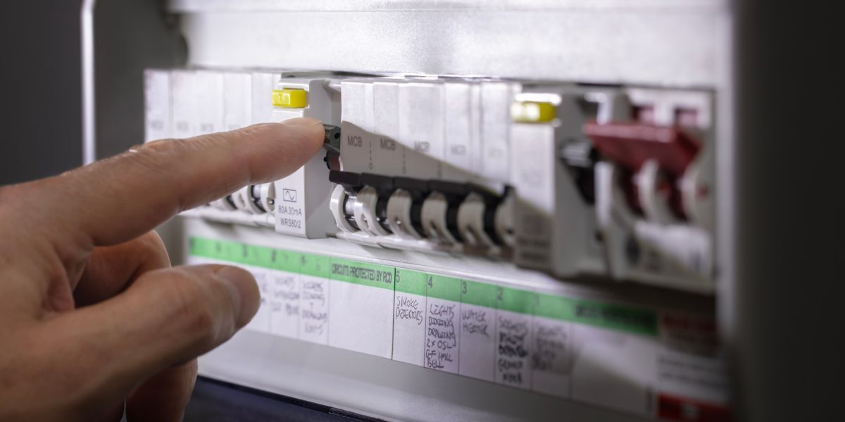 Transelectrica taie curentul marilor consumatori dacă dă deficit