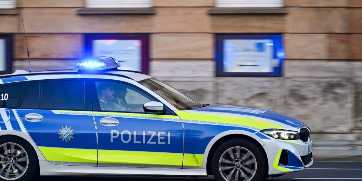 Șofer român de microbuz, dat jos de polițiștii germani. Un pasager i-a preluat volanul