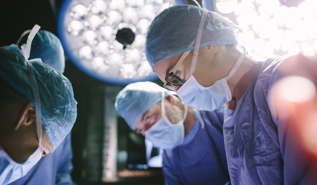 Iași: Două vieți salvate duminică, 30 de medici la datorie