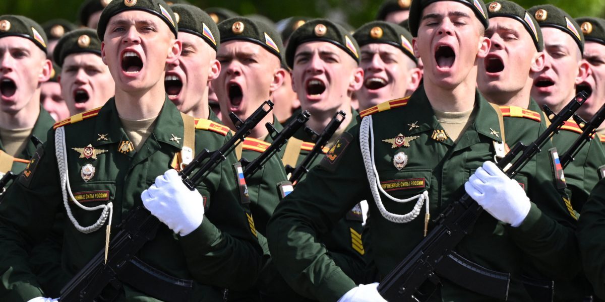 Rusi, luați cu arcanul pe front. Peste 55 caractere, dar sub 70