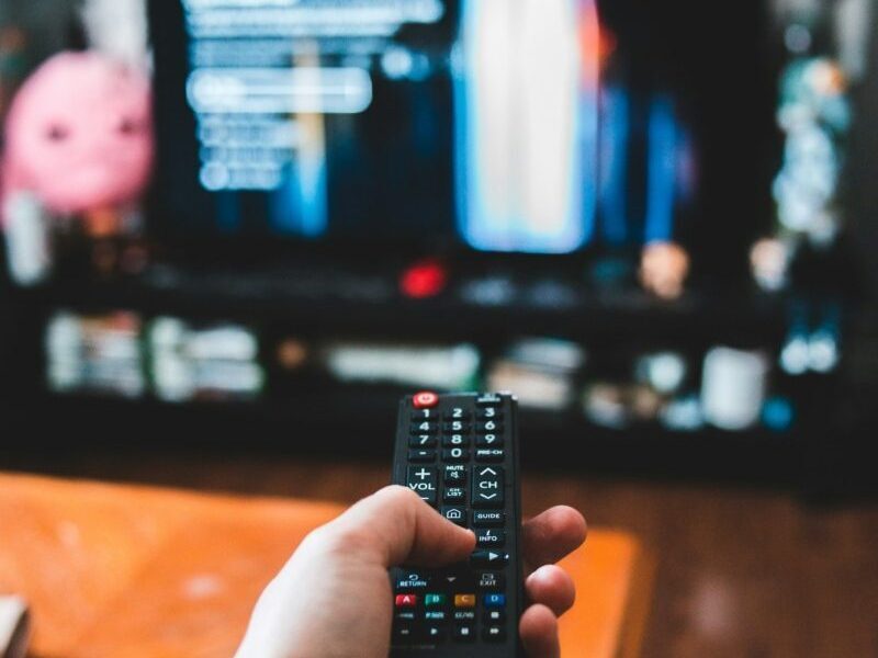 TV-ul îți afectează creierul: Riscurile invaziei digitale