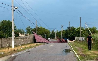 Moldova în beznă: Vremea a doborât stâlpii de înaltă tensiune