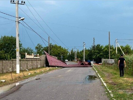 Moldova în beznă: Vremea a doborât stâlpii de înaltă tensiune