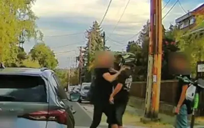 Șofer beat, scandal pe stradă: A lovit cu genunchiul un e-scuterist