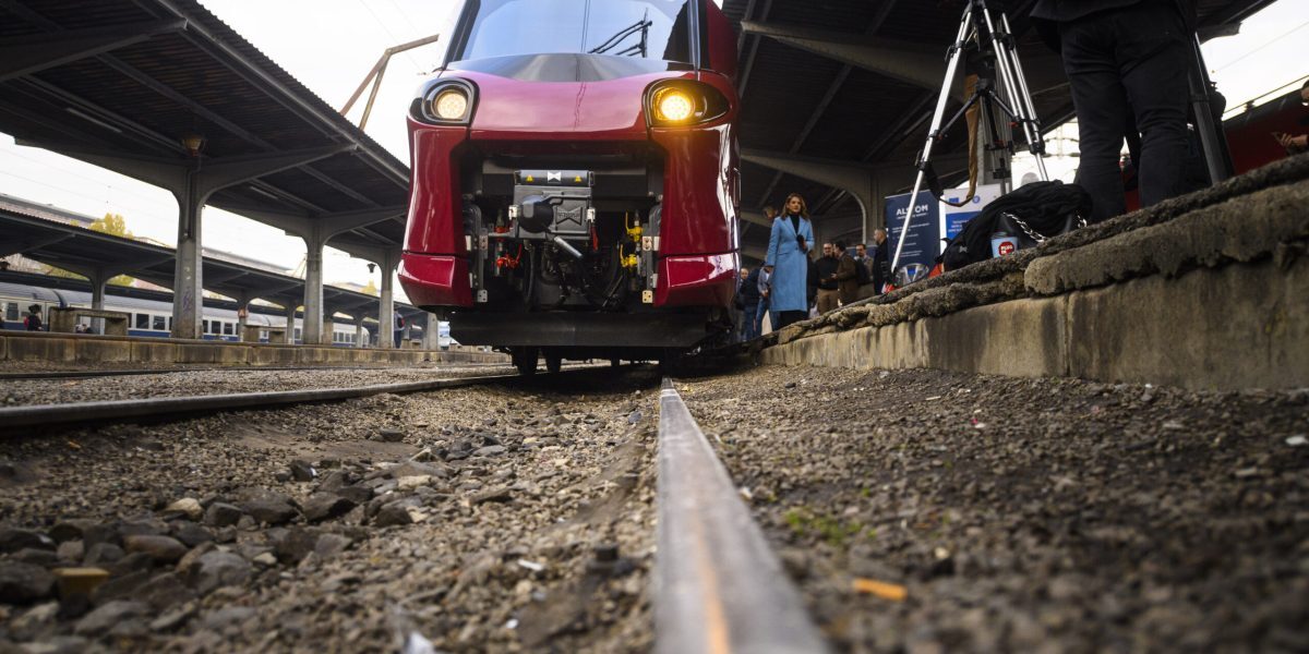 Incendiu lângă calea ferată blochează circulația trenurilor între Drăgănești Olt și Radomirești