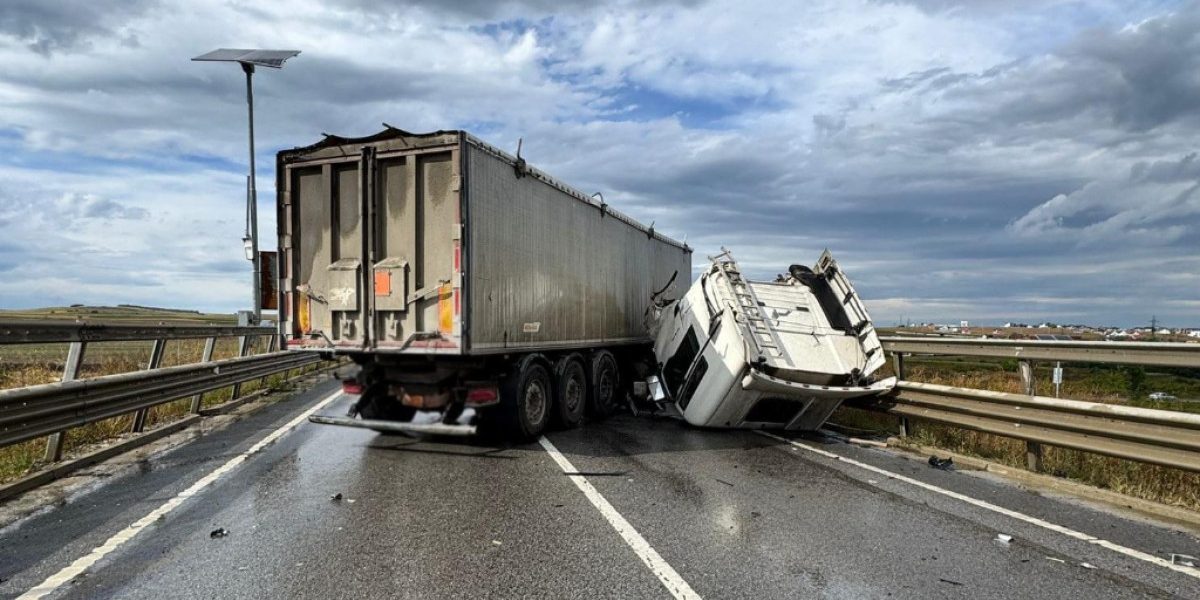 Centura Sucevei: Autocamion implicat, șofer SMURD preia victimă