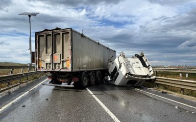 Centura Sucevei: Autocamion implicat, șofer SMURD preia victimă