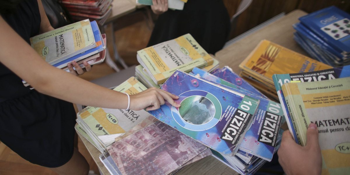 Liceu fără manuale pentru clasa a IX-a. Ministrul: „Avem varianta digitală”