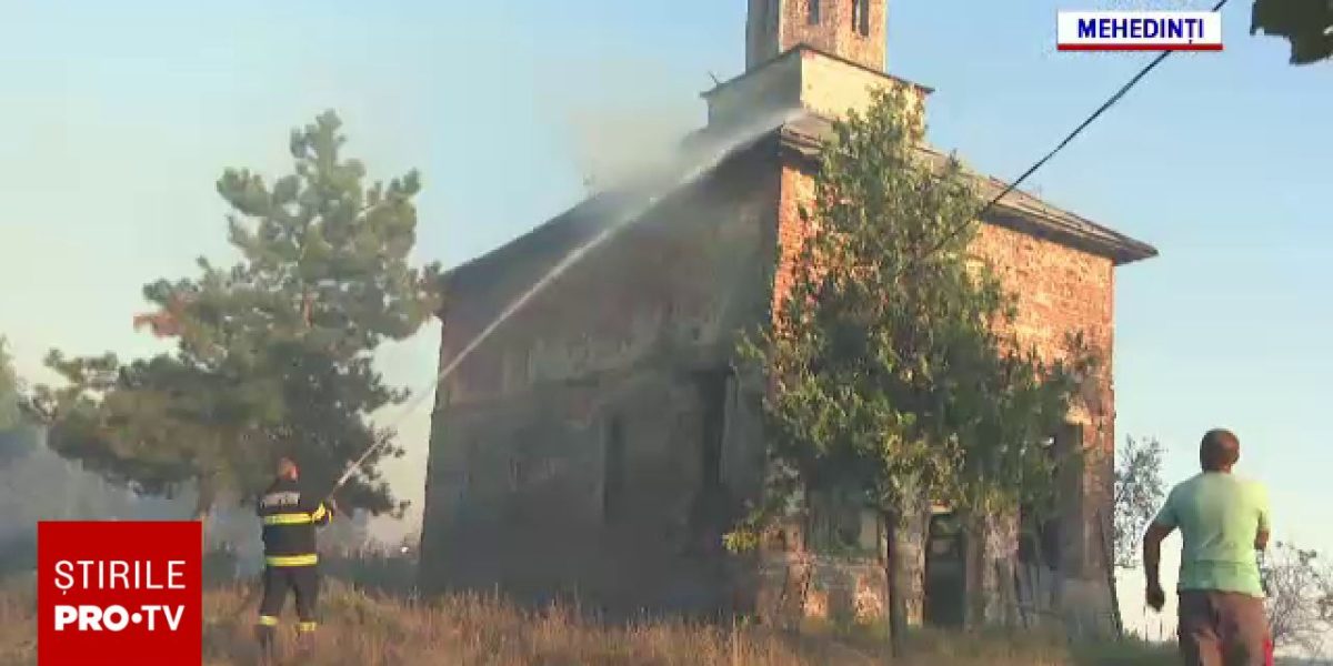 Pompierii, luptă grea cu focul în Mehedinți. Localnicii, disperați: „Nu avem apă, stai și te uiți cum arde tot"