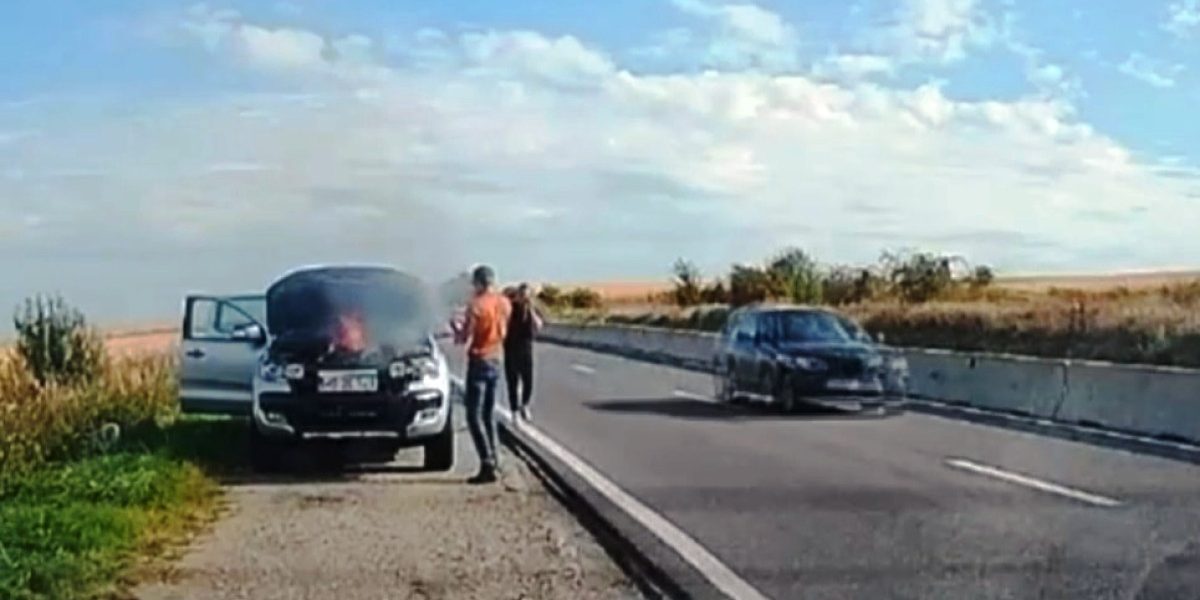 DN1: Flăcări pe șosea, șofer disperat, nimeni nu oprește