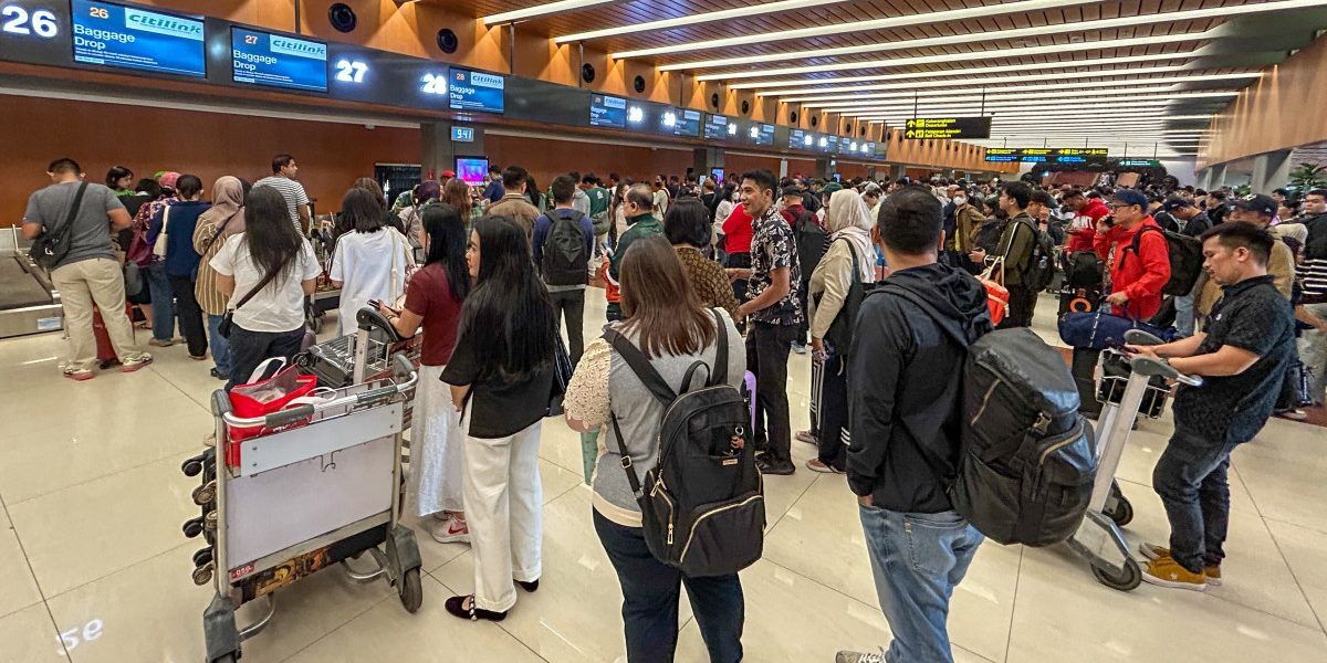 MAE avertizează românii: 170.000 pasageri blocați în Indonezia