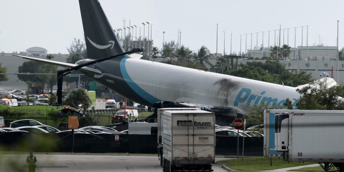 Avion Amazon, dezastru la Miami: A părăsit pista, a distrus mașini