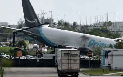 Avion Amazon, dezastru la Miami: A părăsit pista, a distrus mașini