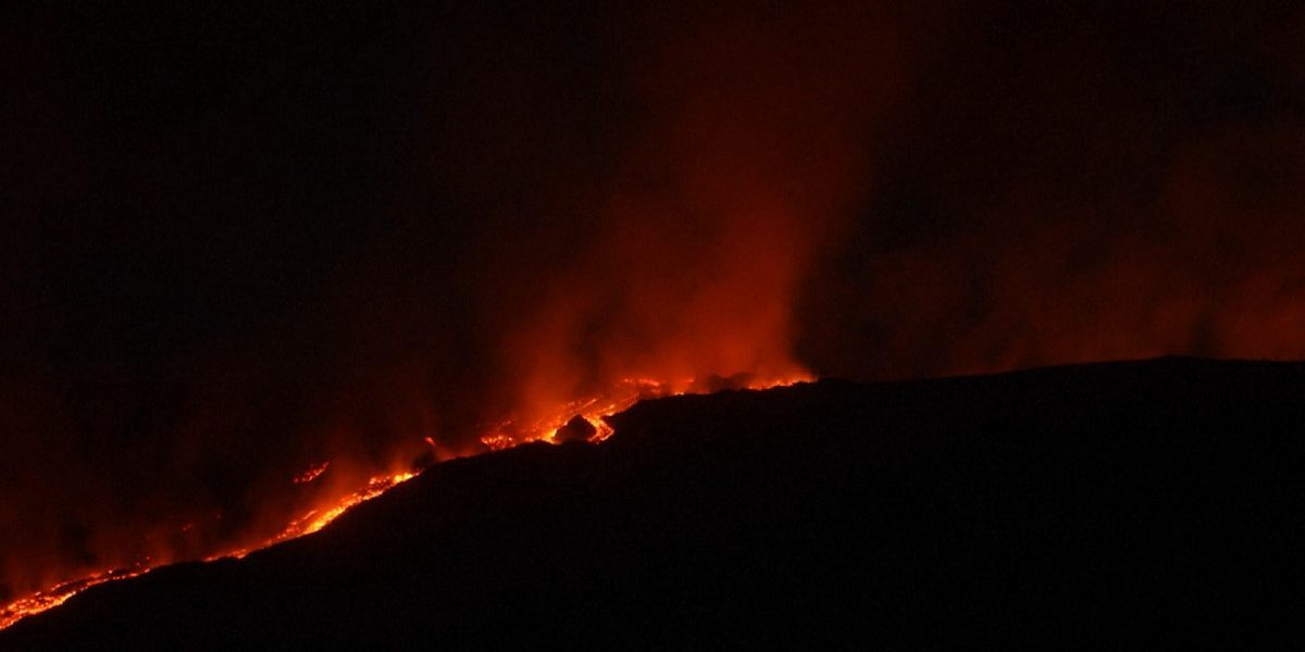 ANAK KRAKATAU NU SE CALMEAZĂ: Alerta și restricțiile rămân în vigoare