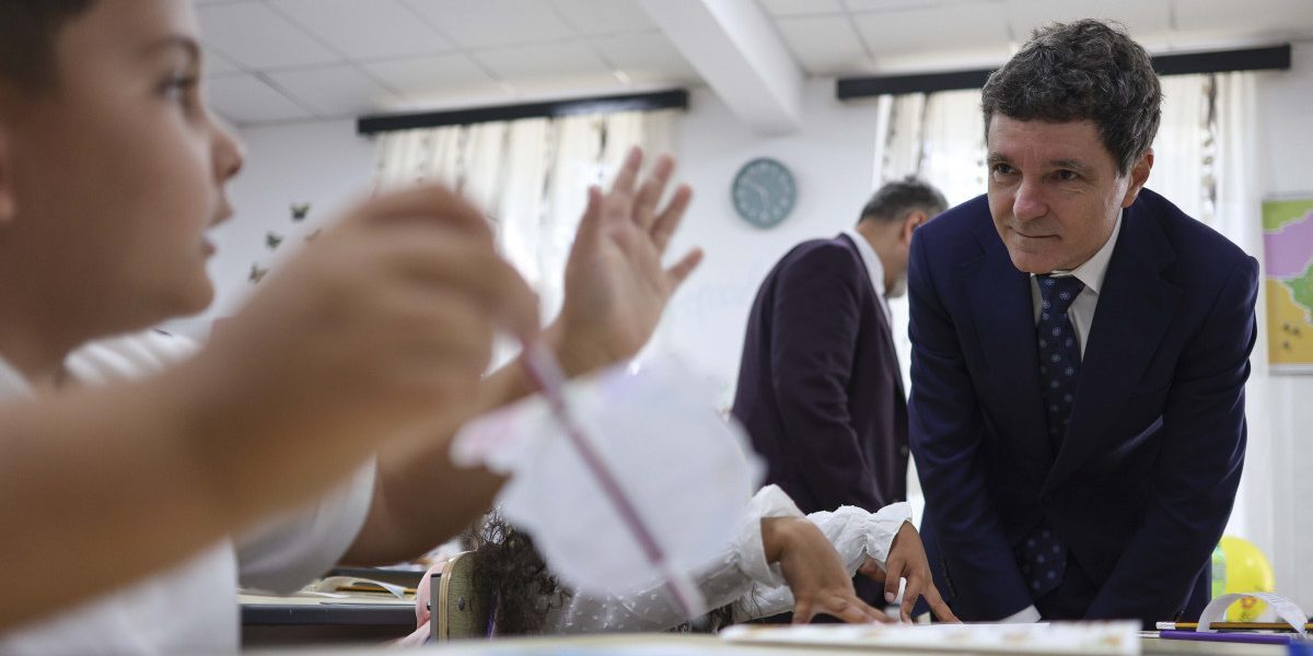 Președintele taie alte cheltuieli pentru „Masă Caldă”. Bursele sociale, în joc