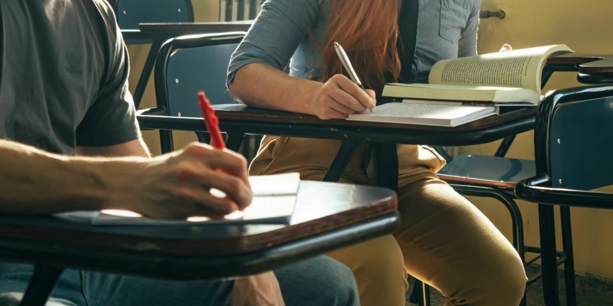 Haos la licitația de manuale: Edituri se declară câștigătoare înainte de final