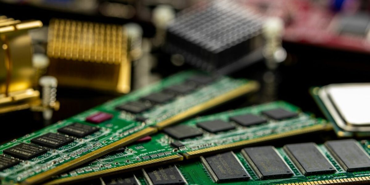 IA scumpește telefoanele: „RAMageddon” zguduie piața electronicelor