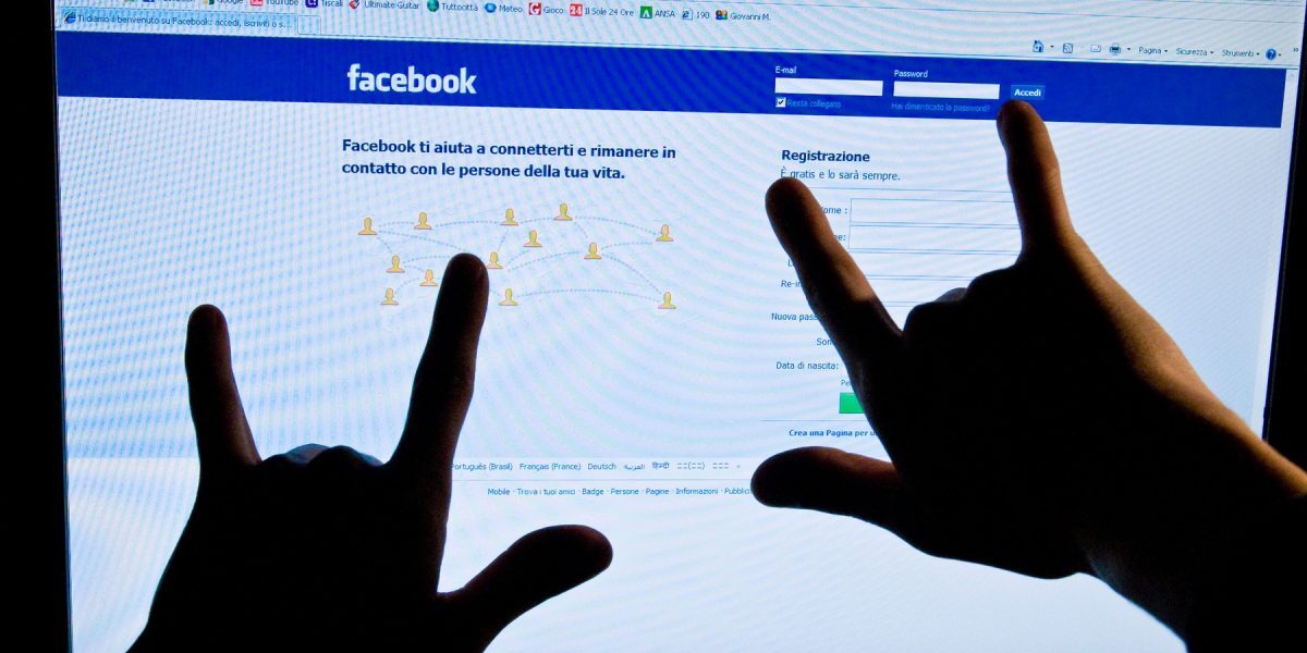 Facebook: Găsești Rapid postările vechi, scapă de scroll