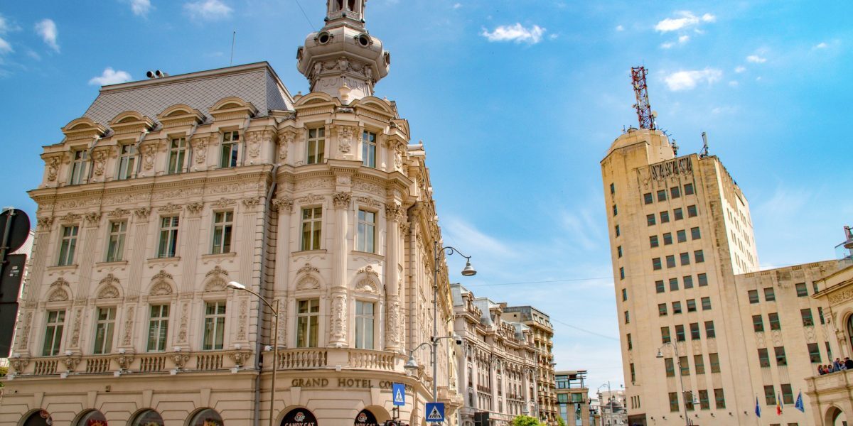 Comic Con Est, Fundație și District: Weekend la București