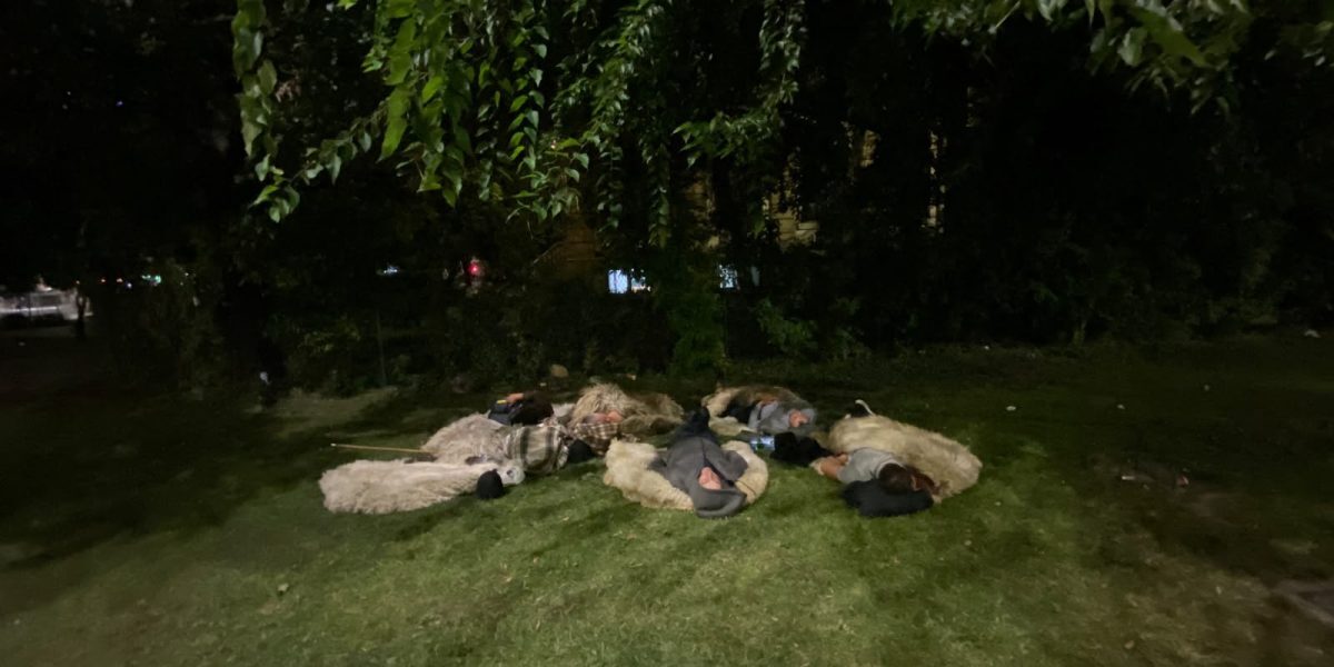 Piața Victoriei noaptea: Protestatari dorm pe asfalt