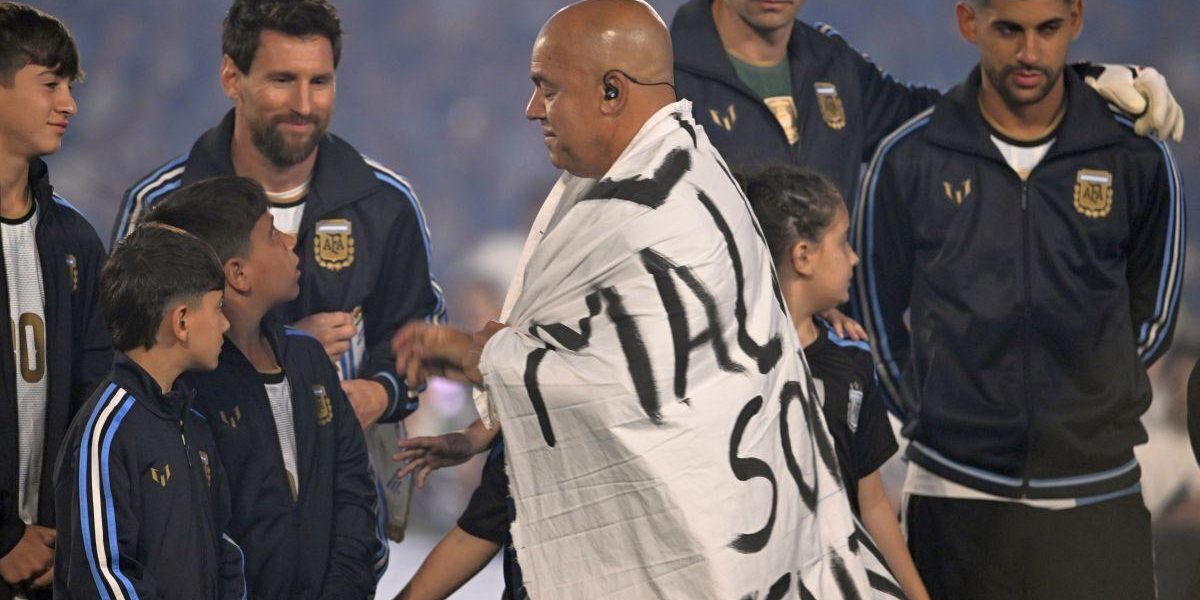 Messi în lacrimi: Bannerul interzis, imnul interupt