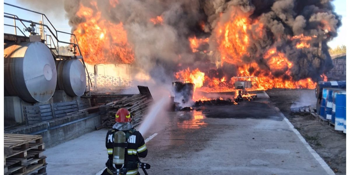 Incendiu devastator în Vâlcea: Hală de vopseluri, sub flăcări ore în șir