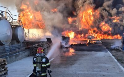 Incendiu devastator în Vâlcea: Hală de vopseluri, sub flăcări ore în șir