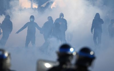 Franța fierbe: Mii de elevi arestați, părinții plătesc!