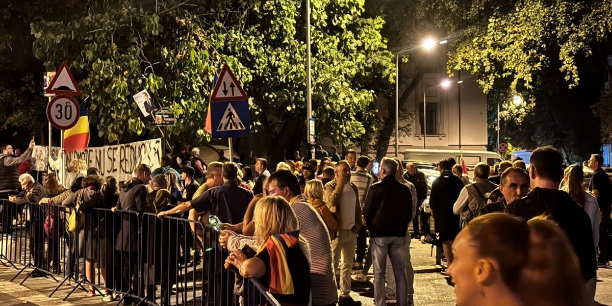 Georgescu, miting la Arest: 200 susținători, lozinci cunoscute