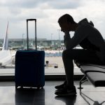 Minorii singuri în străinătate: Când legea permite și de la ce vârstă