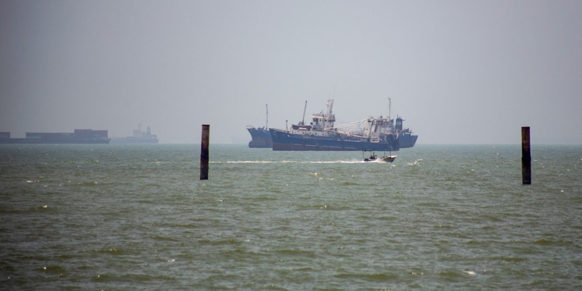 Căpitanii din Hormuz: 150.000 USD/lună! Asta costă petrolul tău